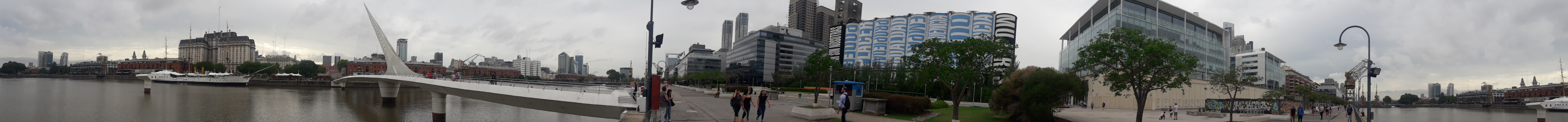  Panorámica del Puente de la Mujer - Puerto Madero en la tarde de verano del 21 de enero de 2020.