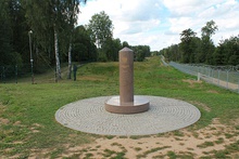 Photo of a marble monument marking the convergence of the borders of three states