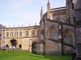 A staircase leads from the cathedral (right) to the chapter house and the Chain Gate which gives access to Vicars Close.