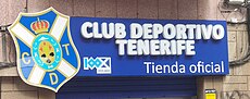 Escudo del club en una de sus tiendas