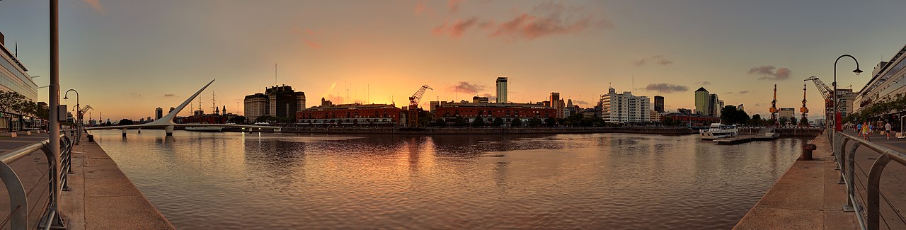  Desde otro ángulo y al atardecer. Se pueden apreciar  las renovaciones y restauraciones de los edificios sobre la línea costera.