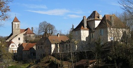 The church and surrounding buildings in Carlucet