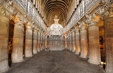 Interior de una de las grutas de Ajanta, talladas en roca durante la dinastía Vakataka.