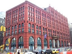 Puck Building, Nueva York, particular interpretación del neorrománico llamado Rundbogenstil (1885-1886)