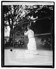 Suzanne Lenglen jugando con el uniforme diseñado por Patou.