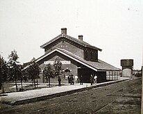 Quilmes (left) and Banfield stations pictured in 1890 and 1900 respectively