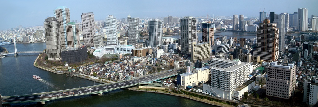  Upper portion of Tsukishima (island neighborhood). The Sumida River crosses in the foreground; the bridge on the bottom left is the Tsukuda Bridge (Tsukuda Ohashi), above that is the white Chuo Bridge (Chuo Ohashi), and above that the blue Eitai Bridge (Eitai-bashi).