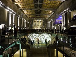 Foyer de la Usina del Arte durante la noche.