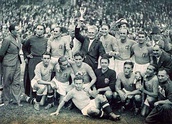 Dos trofeos se han entregado en la historia de la Copa Mundial: la Copa Jules Rimet en manos del italiano Vittorio Pozzo al ganar el Mundial de 1938 (izquierda) entregada entre las ediciones de 1930 hasta 1970 y el Trofeo de la Copa Mundial de la FIFA en manos del francés Ousmane Dembélé al ganar el Mundial de 2018 (derecha) entregado desde la edición 1974 hasta la fecha.