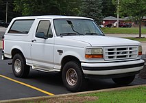 1995 Ford Bronco XLT con paquete deportivo exterior (vista frontal)