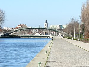 Vista del canal de Saint-Denis y edificios de la comuna