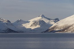 Arnøyhøgda, Laukslettinden, Tjuvtinden and Rødhetta as seen over Skattørsundet in March 2012