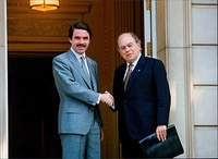 Pujol, junto a José María Aznar, en julio de 1996.