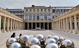 Galería de Orléans, con las fuentes de Pol Bury