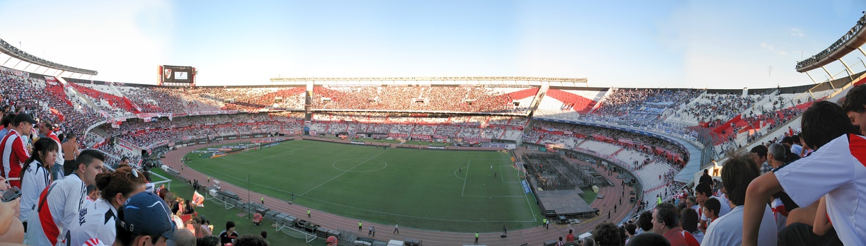  El estadio Antonio Vespucio Liberti «El Monumental», propiedad del Club Atlético River Plate, en el barrio de Belgrano, es uno de los estadios más importantes del continente. En él se jugó el partido final de la Copa Mundial de Fútbol de 1978.