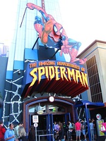 Camisetas de Spider-Man y entrada de la atracción The Amazing Adventures of Spider-Man en Universal's Islands of Adventure.