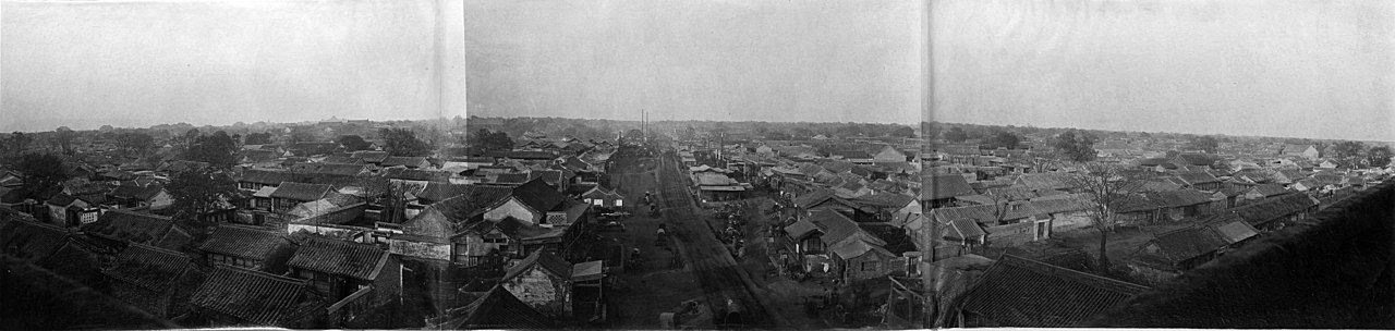  Panorama of Beijing City taken from Chongwenmen c. 1879. The road below is Chongwenmen Inner Street. In the left of the picture, we can see Forbidden City, Hill of Jingshan and White Dagoba near the horizon. Residential houses in the left below were torn down not long after the picture were taken to make room for the construction of Legation Quarter according to Article 7 of Boxer Protocol.