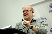 Mark Waid hablando en la WonderCon de 2018 en el centro de convenciones de Anaheim, Estados Unidos.