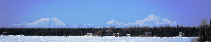  El monte Foraker, a la izquierda, es casi 1000 m más bajo que Denali a la derecha, pero aparece más alto en esta imagen debido al escorzo.  La foto fue tomada desde el lago Kashwitna, aproximadamente a unos 100 millas al sur de las montañas. El monte Hunter (Alaska) está justo a la izquierda del Denali.