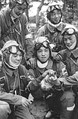 Grupo de jóvenes pilotos tokkōtai jugando con un cachorro.