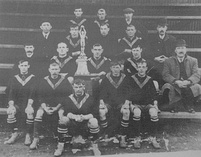 De izquierda a derecha: la plantilla del West Auckland Town F.C., con el trofeo Sir Thomas Lipton en 1909;[18]​[19]​ la final de fútbol entre Gran Bretaña y Dinamarca en los Juegos Olímpicos de Estocolmo 1912; y Jules Rimet en 1920.