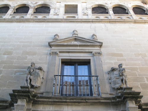 Balcón y escudos nobiliarios en el Palacio de Vela de los Cobos.