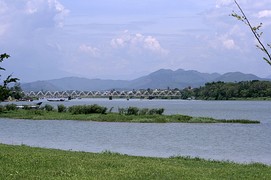 Puente Trang Tien sobre el río Perfume en Huế (Vietnam).