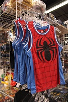 Camisetas de Spider-Man y entrada de la atracción The Amazing Adventures of Spider-Man en Universal's Islands of Adventure.