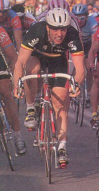 Wilfried Nelissen con el maillot de campeón de Bélgica, durante la disputa de un sprint en la Vuelta a Andalucía 1995