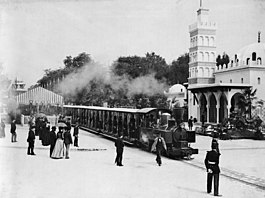 Train in front of Pavillon de l’Algérie