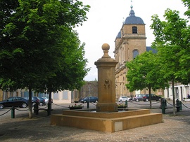 Place de l’Hôtel de Ville: the fountain and Saint-Martin's church