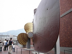 Una hélice y el timón del Mutsu en el museo Yamato de Kure.