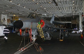 un Dassault-Breguet Super Étendard en el hangar