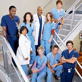 A photo displaying the original core cast members, of Grey's Anatomy