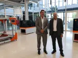 El ceo de Newsfender, Vensan S. Buzuk, junto al delegado especial del Estado en el CZFB, Pere Navarro, en las instalaciones del DFactory.