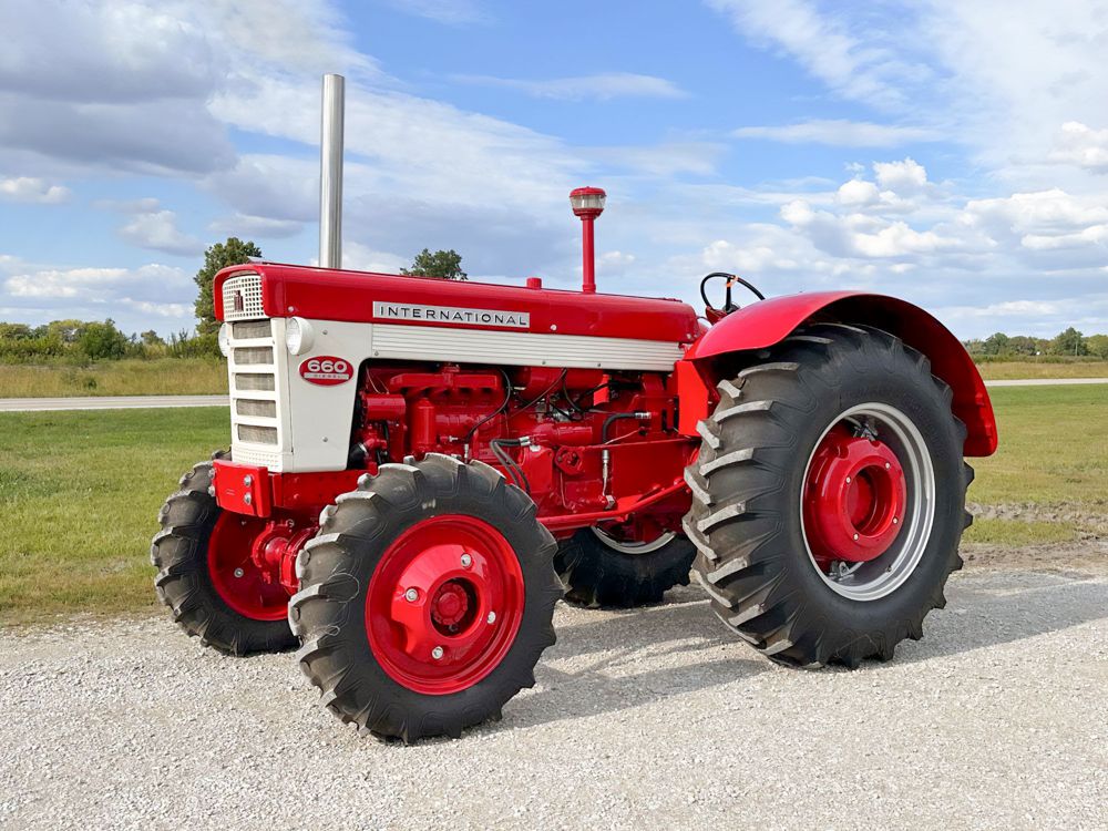 IH 660 tractor