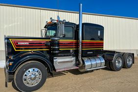 1981 W900A semi-truck