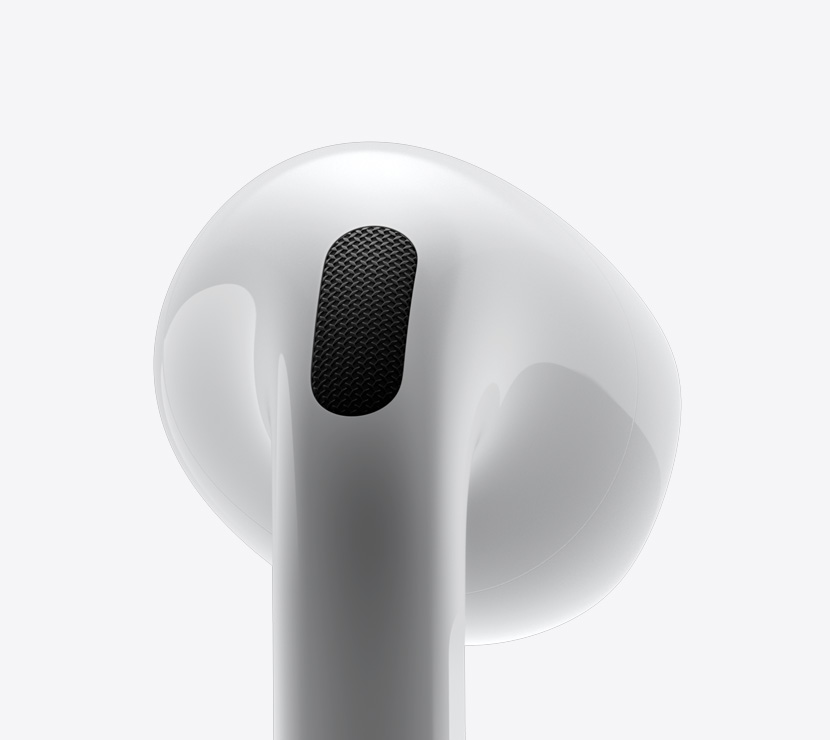 لقطة مقربة للجهة الجانبية من سماعة AirPods 4‏.