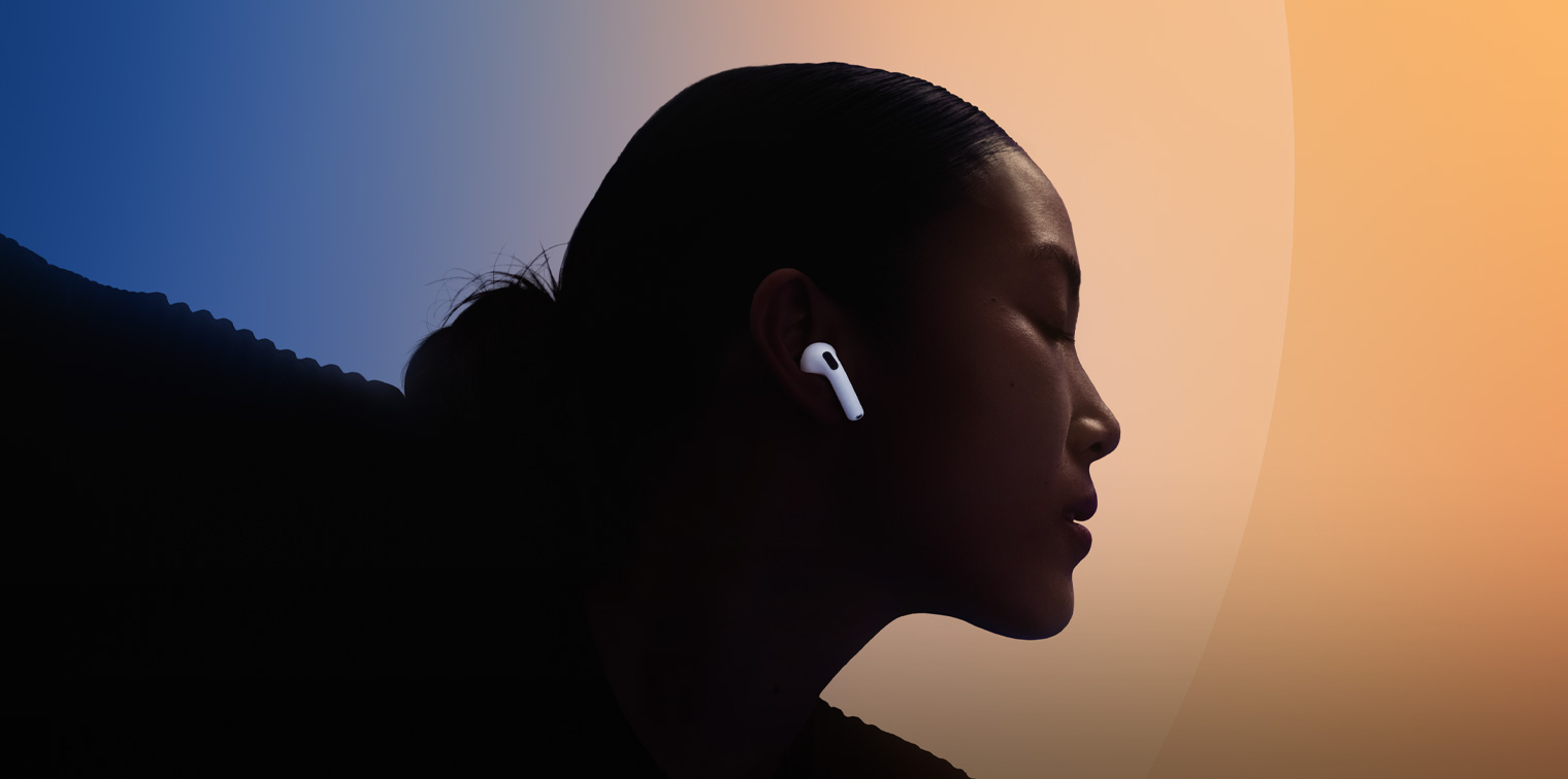 Seorang perempuan menari sambil mengenakan AirPods.