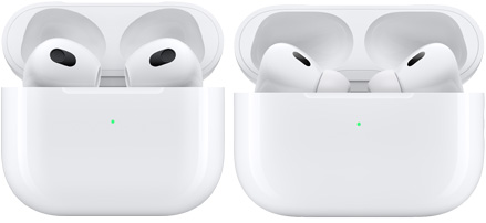 AirPods et AirPods Pro présentés dans leurs boîtiers ouverts