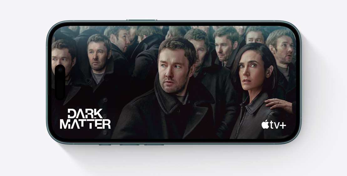 Écran statique affichant une scène de la série Apple TV+ Dark Matter.