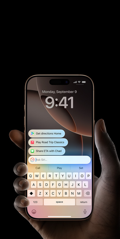 Un iPhone 16 Pro affichant la toute nouvelle version de Siri et la fonctionnalité Écrire à Siri