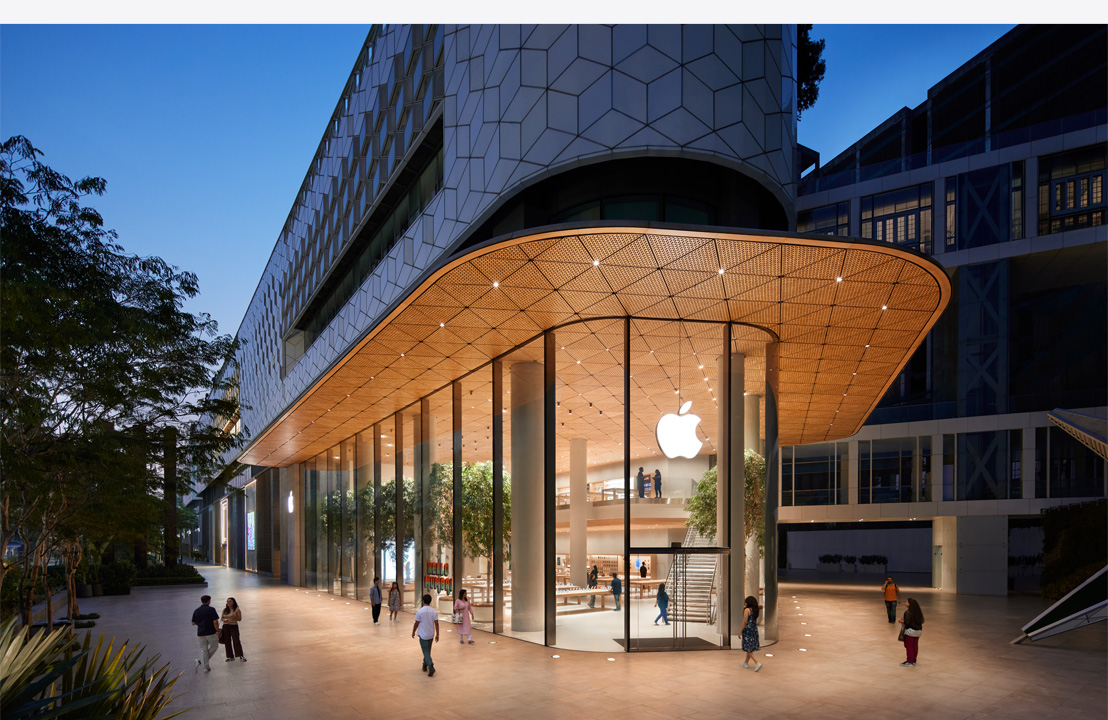 Photo de soir d’un Apple Store moderne.