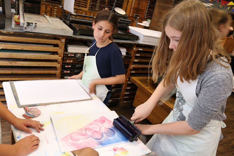 Besuch im Gutenbergmuseum, Schüler während des Workshops