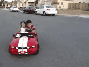 Gif avec les tags : enfant,voiture