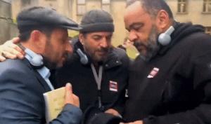 Gif avec les tags : Auschwitz,Dieudo,Francis Lalanne,chapeau