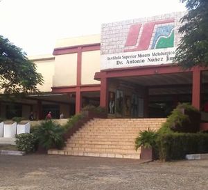 Entrada a la Universidad de Moa, antiguo Instituto Superior Minero Metalúrgico