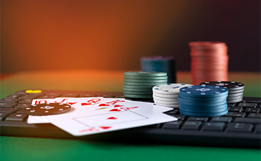 Fichas de casinos online numa sala de casino