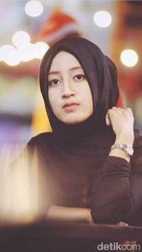 Wanita Manis Berhijab