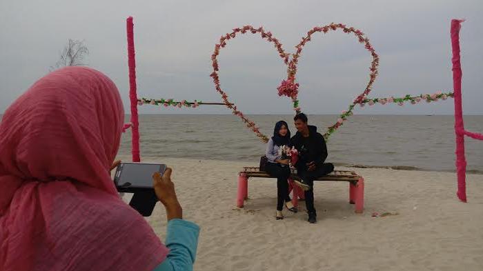 Foto Orang Pacaran Di Pantai